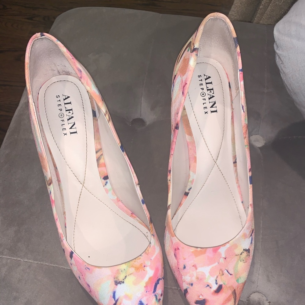Floral small heel pumps